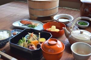 京都万治郎日式旅馆的餐桌,饭碗和茶壶