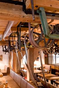 明德尔海姆昆斯特慕勒酒店的餐厅设有木天花板和桌椅