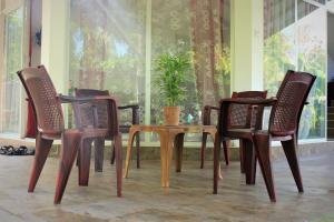 马特勒Samanala Resort的一组椅子和一张桌子,上面有植物