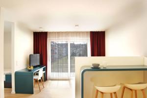 卡尔斯鲁厄SEEGER Living Premium West的客房设有带桌椅的厨房。