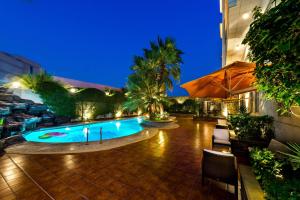 达曼博欧阿尔沙堤酒店的夜间在庭院中间的游泳池