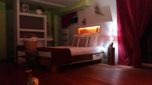 BerlingAppartement Petite Vallée的一间卧室配有床和红色窗帘