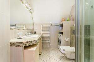 扎科帕内Rent like home - Krzeptówki的浴室配有卫生间、盥洗盆和淋浴。
