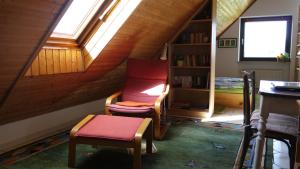 埃森Helle Ferienwohnung im Loft-Charakter的阁楼间配有两把椅子和窗户