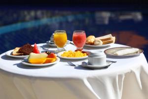 奥林达波萨达圣弗朗西斯科酒店的餐桌上摆放着食物和饮料