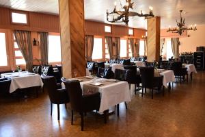 温特图尔托斯酒店的用餐室配有桌椅和白色桌布