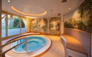 拉松迪索托布内豪弗酒店的装饰有绘画的客房内的按摩浴缸