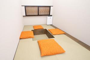 奈良bnbplus Sarasa Nara的地板上空空的橙色垫子房间
