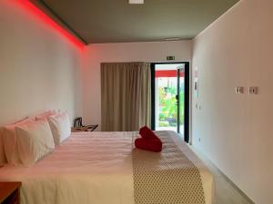 沙尔内卡Villa 3 Caparica - Lisbon Gay Beach Resort的一间卧室配有一张红色灯床