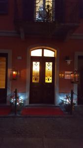大圣玛丽亚Dimora d'Artista的一座带圣诞灯的建筑的前门