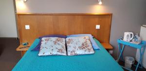 MartizayAu Bosquet Fleuri的一间卧室配有一张带两个枕头的床