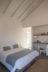 奥德赛克斯Alma Cheia Sunrise Studio Apartment的一间卧室设有一张大床和一个窗户。