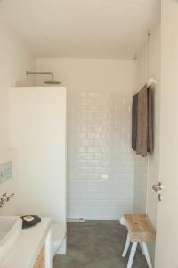 奥德赛克斯Alma Cheia Sunrise Studio Apartment的白色的浴室设有水槽和卫生间。