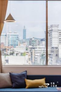 台北玩行旅-台北馆的从窗户可欣赏到城市天际线的景色