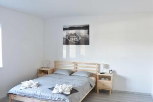 帕尔杜比采Apartmany U Letiste的一间卧室配有一张带两条白色毛巾的床