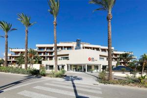 EsteponaExe Estepona Thalasso & Spa- Adults Only的一座棕榈树建筑