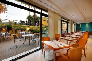 Exe Estepona Thalasso & Spa- Adults Only餐厅或其他用餐的地方