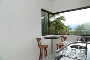 伊利亚贝拉Chalés Mariolinha的厨房配有桌椅和窗户。