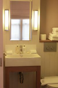 伦敦华克斯昂酒店的浴室设有白色水槽和镜子