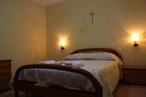圣乔瓦尼·罗通多Mansarda Accogliente的卧室配有一张墙壁上的横截床