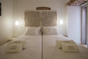里斯本Sunshine House - Exclusive Apartment - Home By The Castle的一张带两个枕头的大白色床
