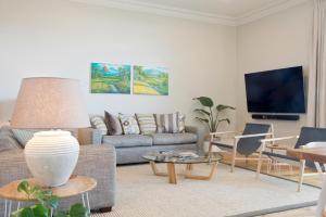 塔南达Villa Maria Barossa Luxury Guesthouse的带沙发和电视的客厅