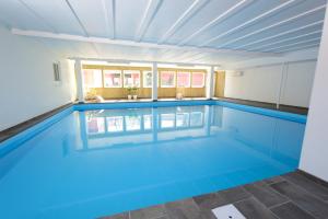 古兹耶姆贵杰酒店的蓝色海水大型游泳池