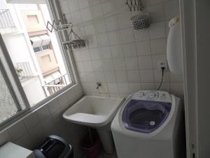 巴拉奈里奥-坎布里乌Apartamento Confortavel em Balneário Camboriu的一间带卫生间和水槽的小浴室