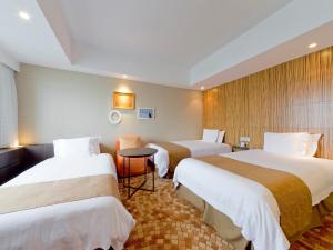 大阪环球港酒店的酒店客房设有三张床和一张桌子