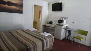 Bororen波罗伦汽车旅馆的小房间设有床铺和微波炉
