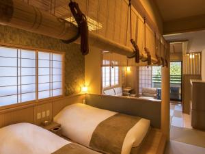 箱根Suiun的一间带两张床的卧室,位于带窗户的房间内