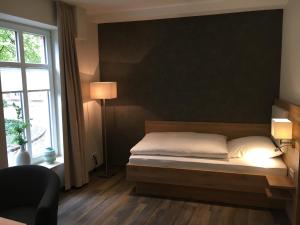 弗雷登克林餐厅酒店的一间卧室设有一张床和一个大窗户