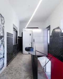 Collado Mediano拉驼蕾盒子艺术酒店的浴室设有水槽和黑色瓷砖