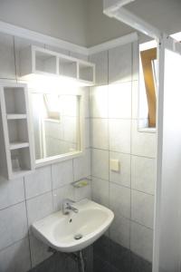 阿基欧斯尼古拉斯阳光旅馆的白色的浴室设有水槽和镜子