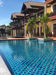 Muang Không庞恩竞技场酒店的别墅前的游泳池