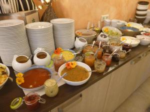 施塔特韦伦Hotel Wehlener Hof的自助餐,包括碗和食物