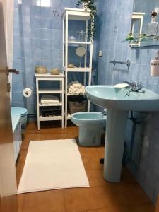 塞埃Apartamento Laura的蓝色的浴室设有水槽和卫生间