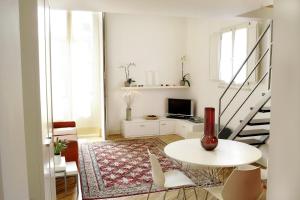 卡塔尼亚Ognina Residence的白色的客厅设有桌子和楼梯