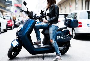 曼海姆Mood contemporary living的坐在街头小轮摩托车上的女人