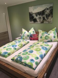 阿布特瑙吉桑德公寓的一张带两张床单和枕头的床