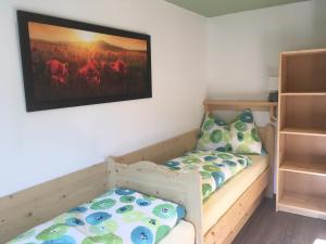 阿布特瑙吉桑德公寓的卧室配有一张床,墙上挂着一幅画