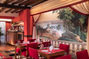 巴黎双大陆酒店的墙上有大画的用餐室