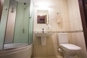 伊热夫斯克Russkiy dvor的浴室配有卫生间、盥洗盆和淋浴。