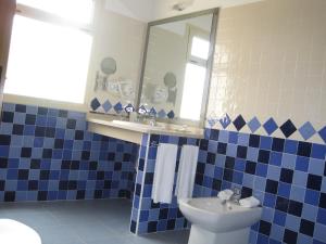 科迪加纳火焰山酒店的蓝色和白色的浴室设有水槽和卫生间