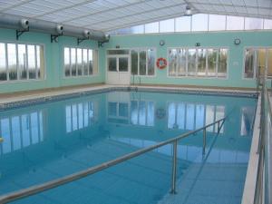 科迪加纳火焰山酒店的蓝色海水大型游泳池