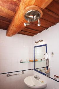 Santa Colomba de Somoza卡萨佩帕乡村酒店 的一间带水槽和镜子的浴室