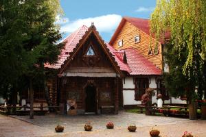 科罗斯坚Комплекс відпочинку "Колиба"的一座大型木房子,设有红色屋顶