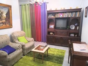 贝尔蒙特Casa Rafael的客厅配有两把椅子和电视