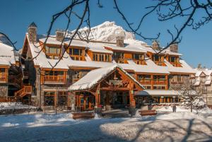 班夫福克斯套房和酒店的屋顶上积雪的大型滑雪小屋