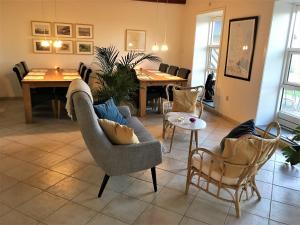 凯特明讷洛德卡尔加尔德住宿加早餐旅馆的客厅配有沙发、椅子和桌子